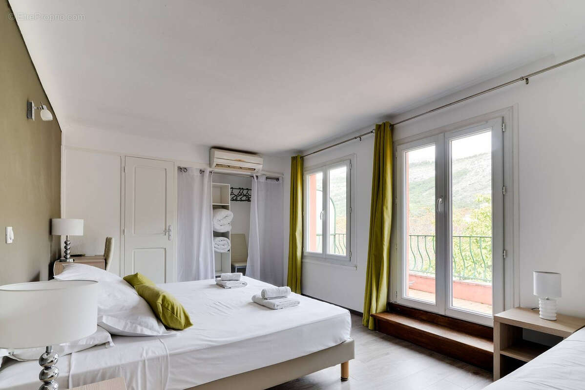 Commerce à SAINT-VALLIER-DE-THIEY