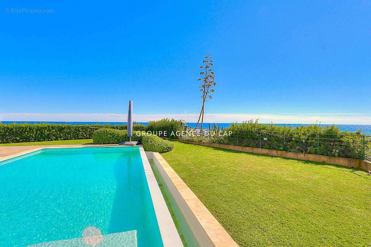 Villa pieds dans l'eau 7 pieces avec piscine vue golfe de saint tropez, aux issambres - photo 17