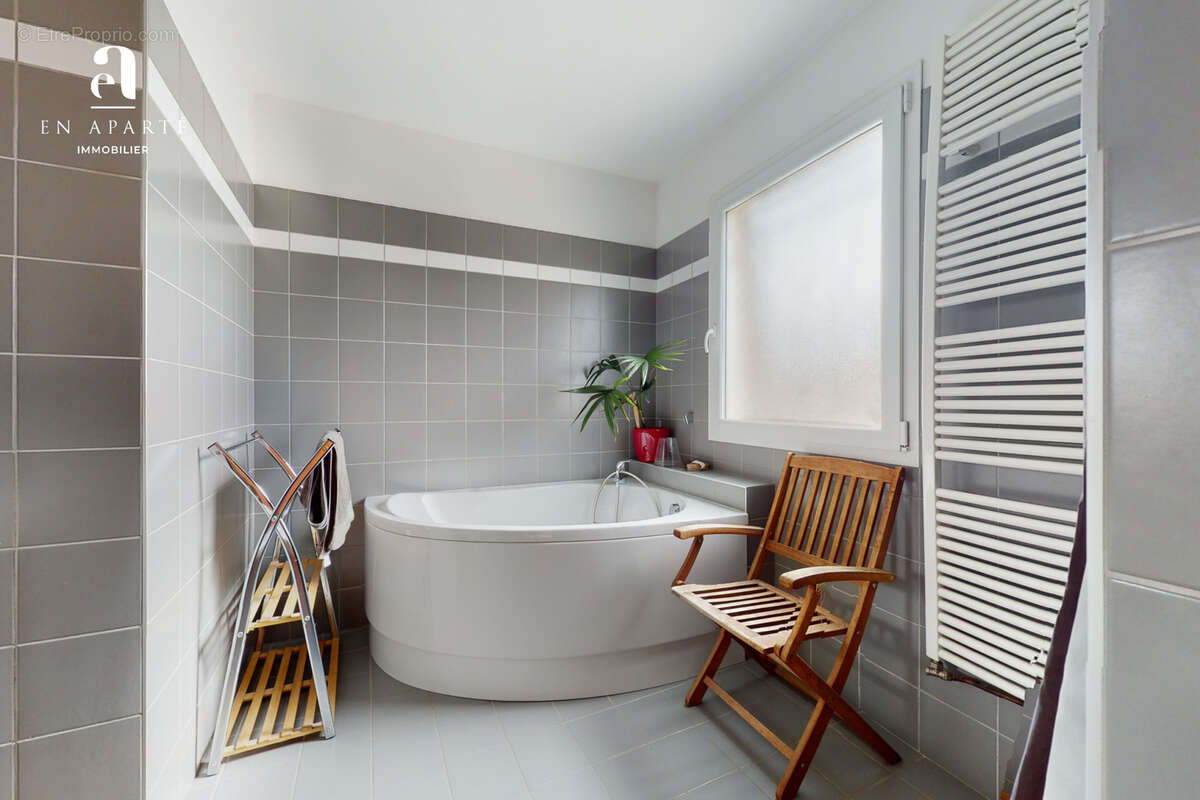 Appartement à SAINT-GENIS-LES-OLLIERES