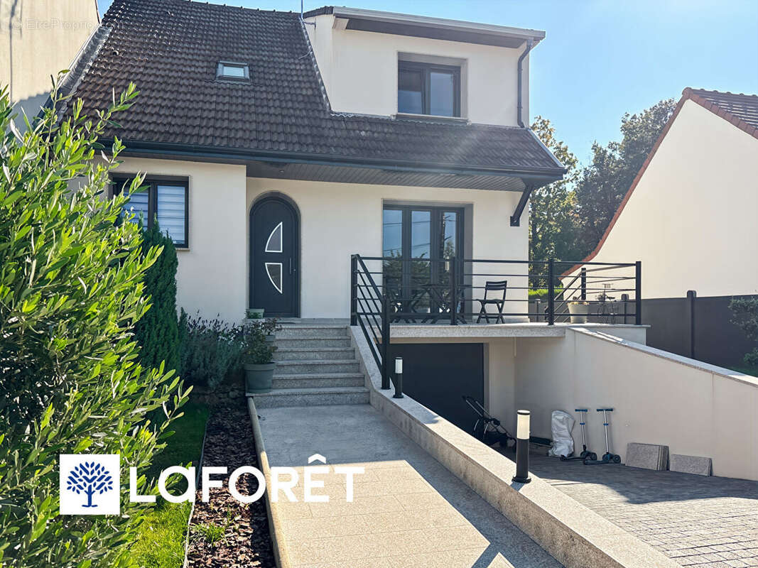 Maison à SAINTE-GENEVIEVE-DES-BOIS