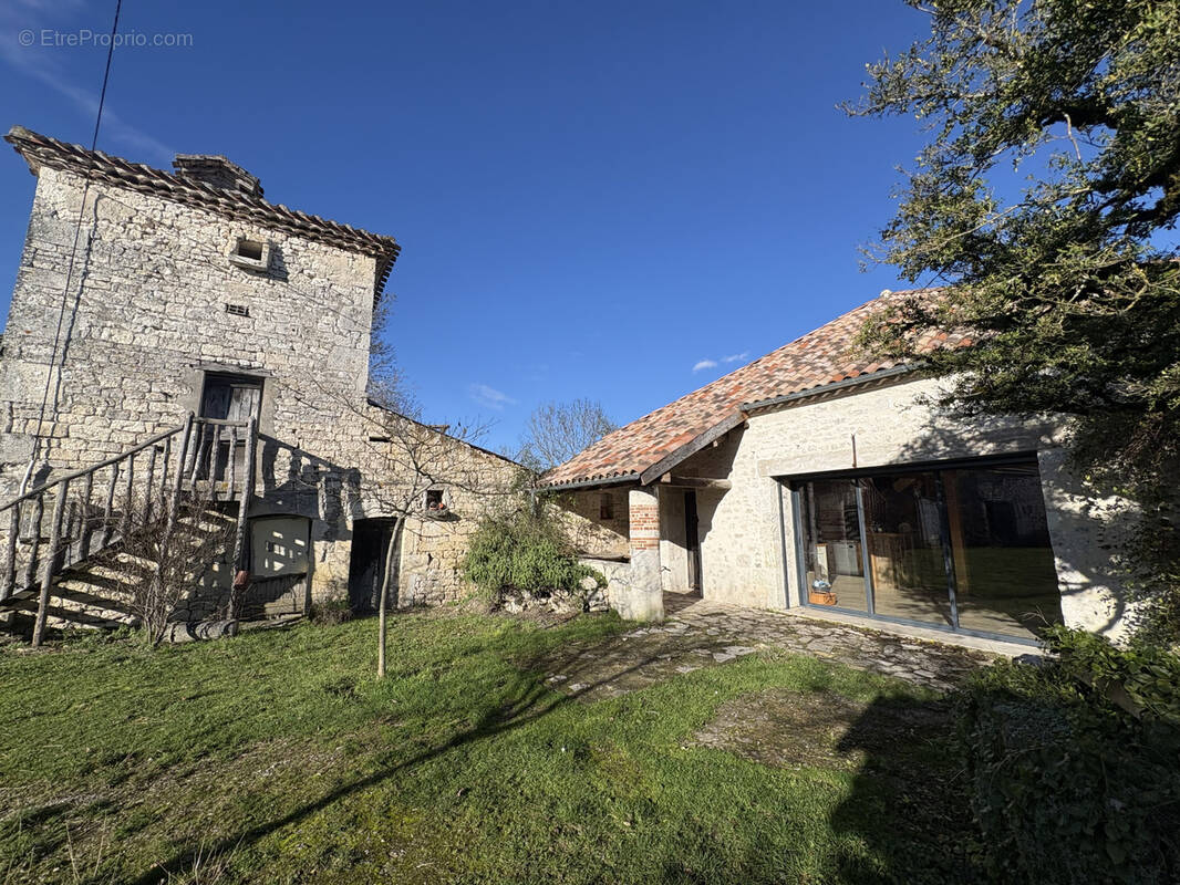 Maison à MONTAIGU-DE-QUERCY