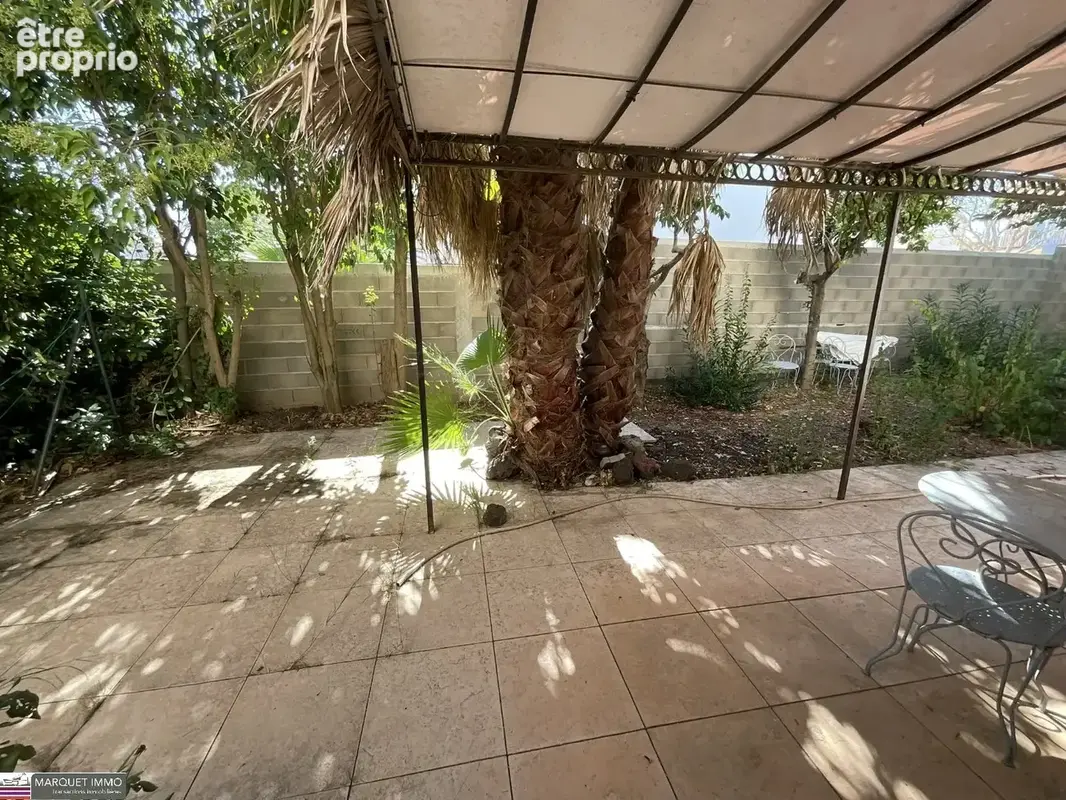 Cadre verdoyant et calme pour cette maison traditionnelle T6 de 141 m², en 3 faces, sur un terrain clos, arboré, piscinable et i - photo 6