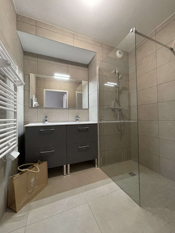 Appartement à LA TOUR-DE-SALVAGNY