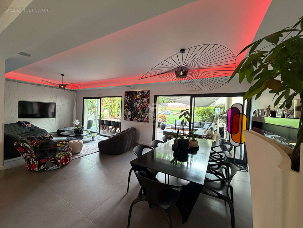 Demeure de prestige Osny 7 pièce(s) 221.05 m² - photo 3