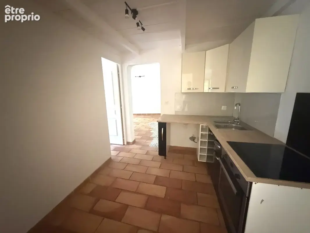 À Aups   Maison de plain-pied avec extérieur et stationnement - photo 7