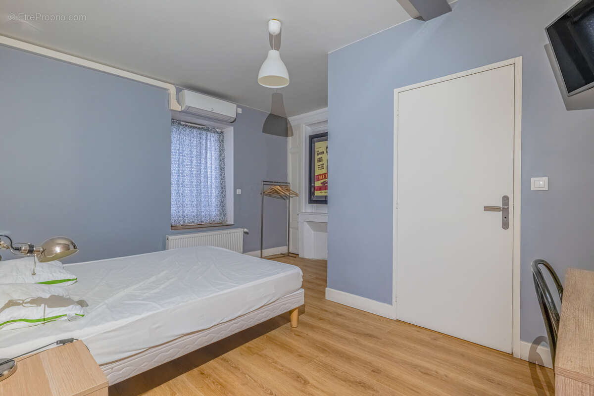 Commerce à SAINT-GENIS-LAVAL