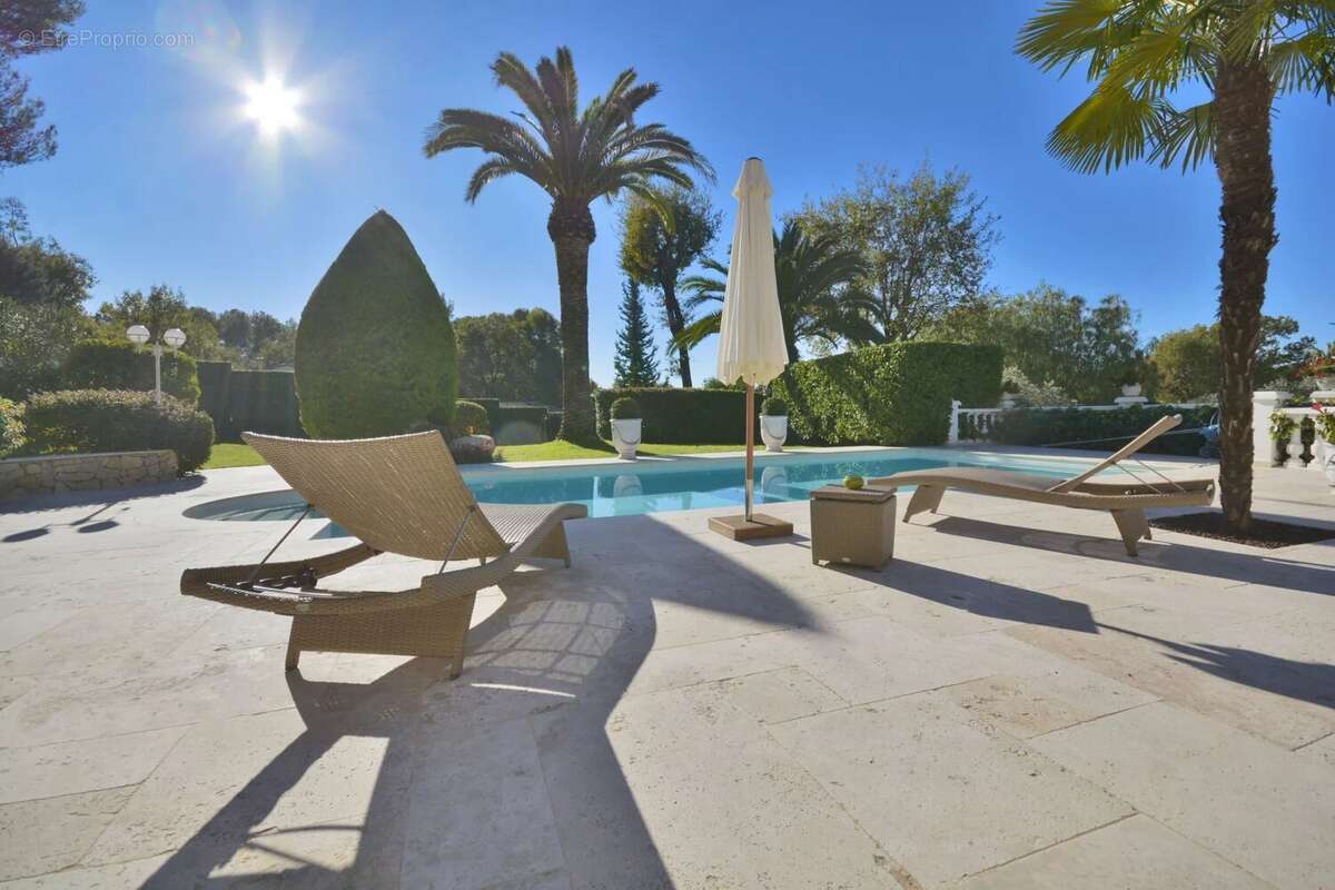 Maison à ROQUEFORT-LES-PINS