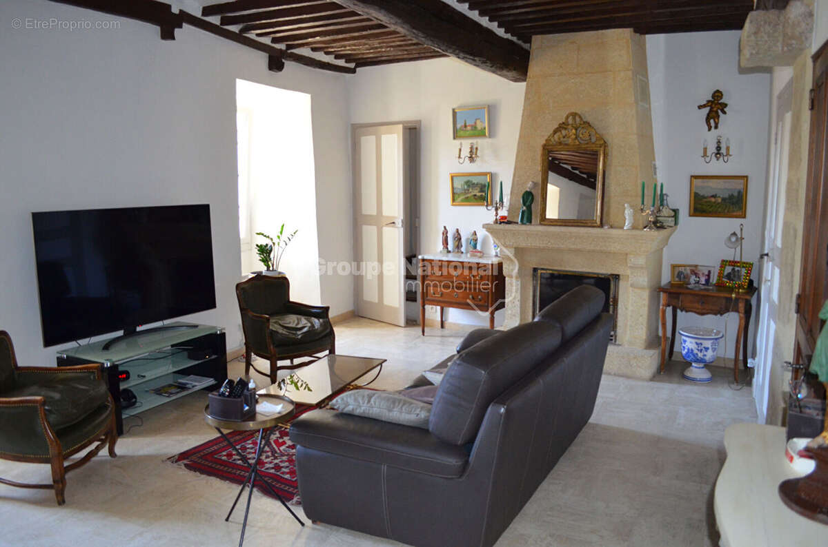 JONQUIERES Maison de village 380 m² avec cour et terrasse - photo 4