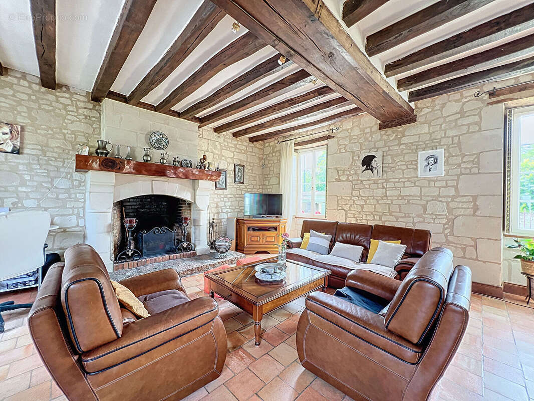 Maison à AMBILLOU-CHATEAU