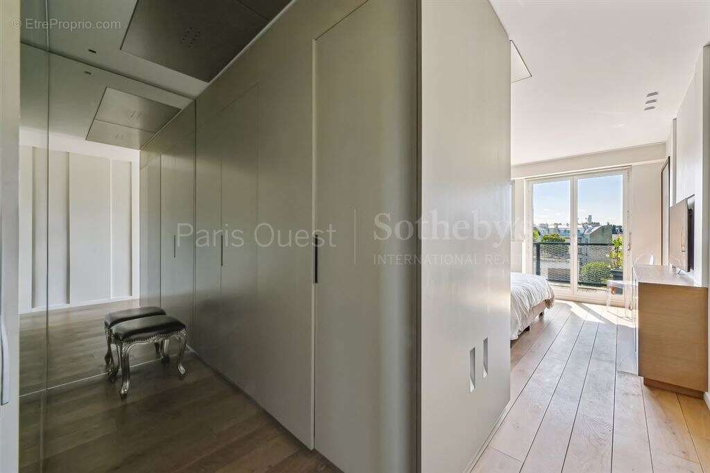 Appartement à PARIS-16E