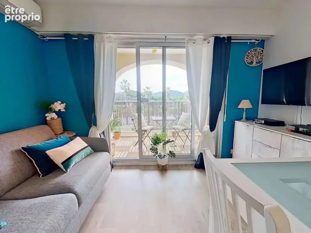 Hyères Port : Studio meublé  avec terrasse loggia et place parking privée en sous-sol sécurisé - photo 12