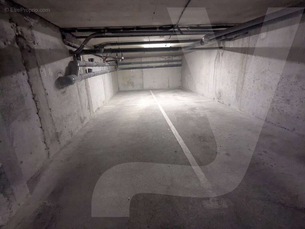 Studio de 19 m² avec balcon exposé sud-ouest, accompagné de deux places de parking, situé Avenue du Parc de Procé. - photo 8