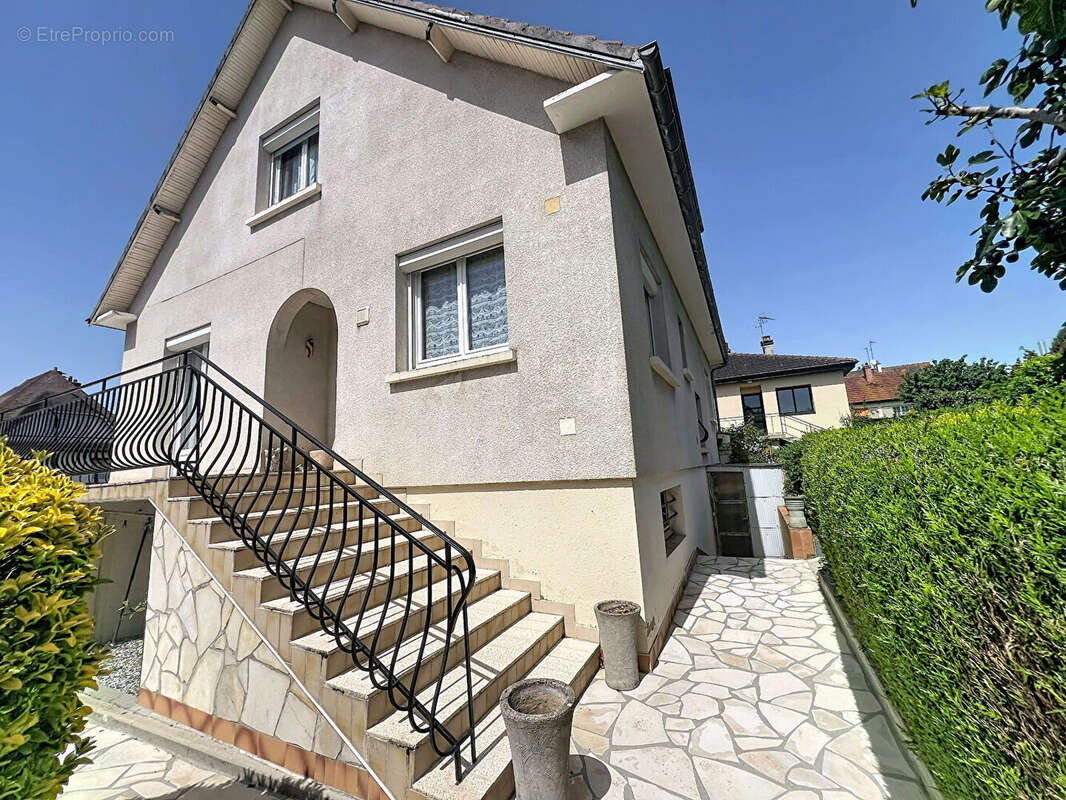 Maison à CORMELLES-LE-ROYAL