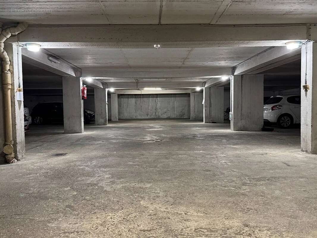 Parking à PARIS-15E