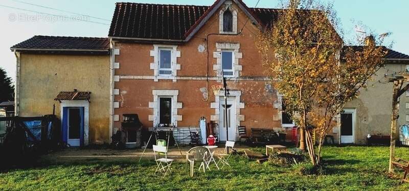 Maison à SAINT-FRONT-DE-PRADOUX