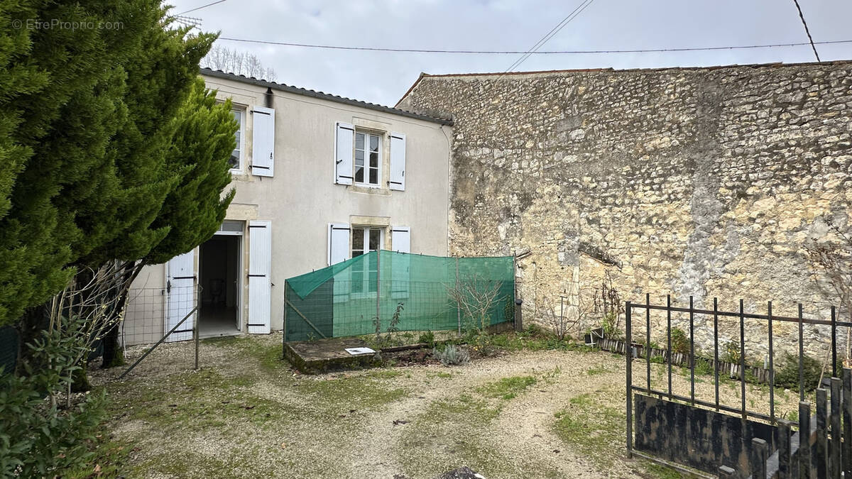 Maison à SAINT-JEAN-D'ANGELY