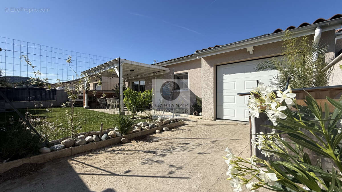 Maison à CHARMES-SUR-RHONE