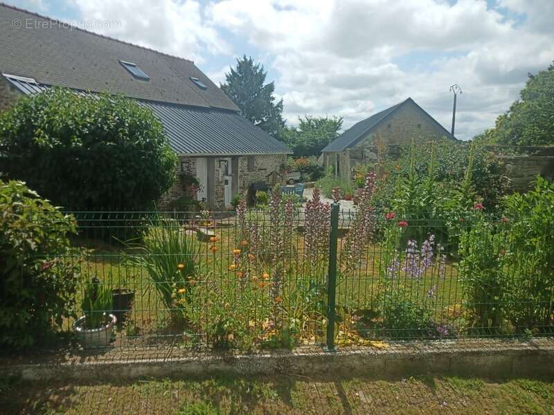 Maison à CLEDEN-POHER