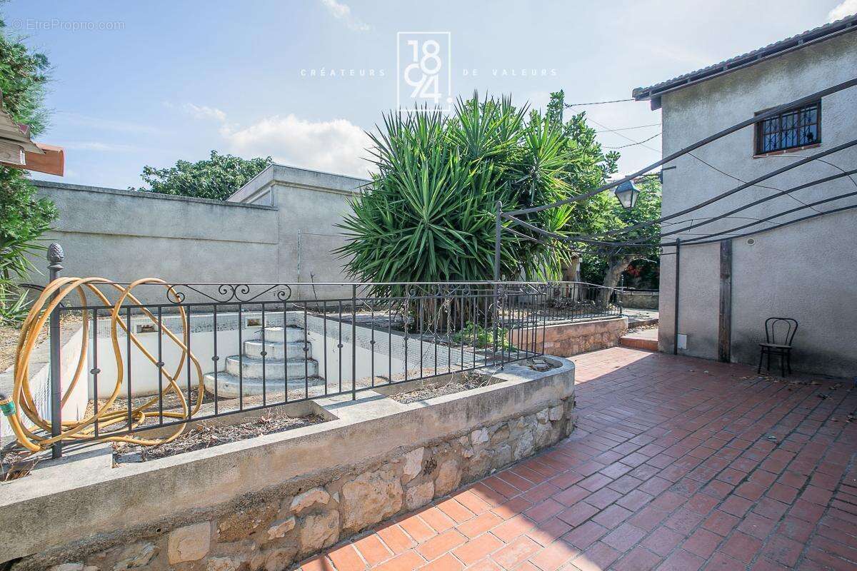 MARSEILLE 14ᵉ – Le Canet  Maison familiale 127 m² avec garage, jardin et piscine – Fort potentiel - photo 23