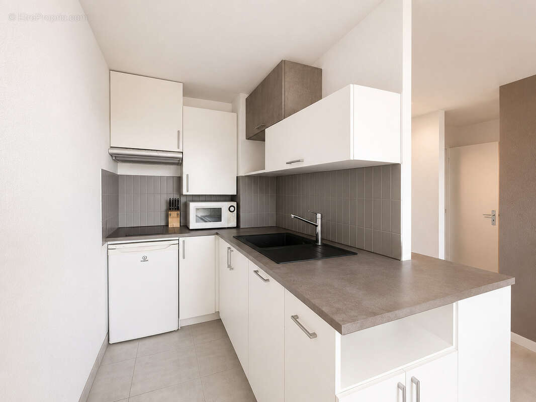 F2 + loggia vue etang dans residence avec piscine + parking privé - photo 2