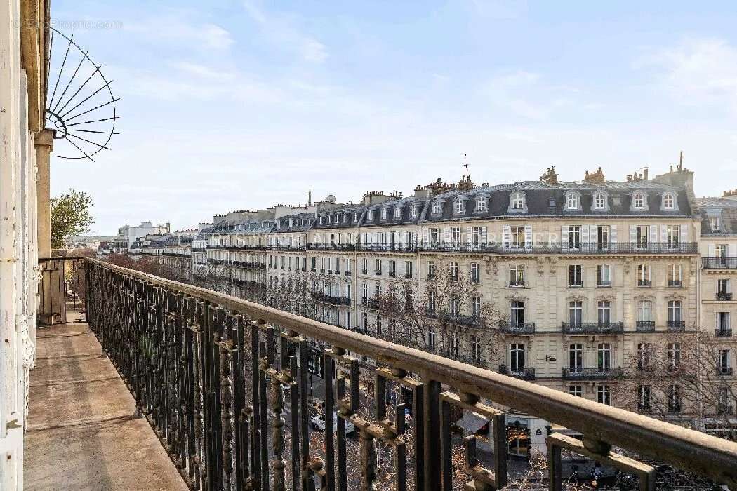 Appartement à PARIS-8E