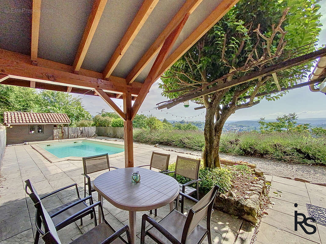 A 5 minutes d’un village avec tous les commerces, une maison de 106 m2 avec piscine et 965 m2 de terrain. - photo 6