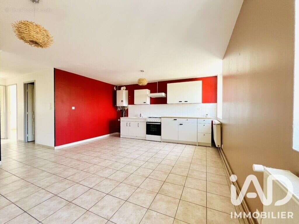 Appartement 56 m² à Saint-Laurent-De-Chamousset  - photo 2