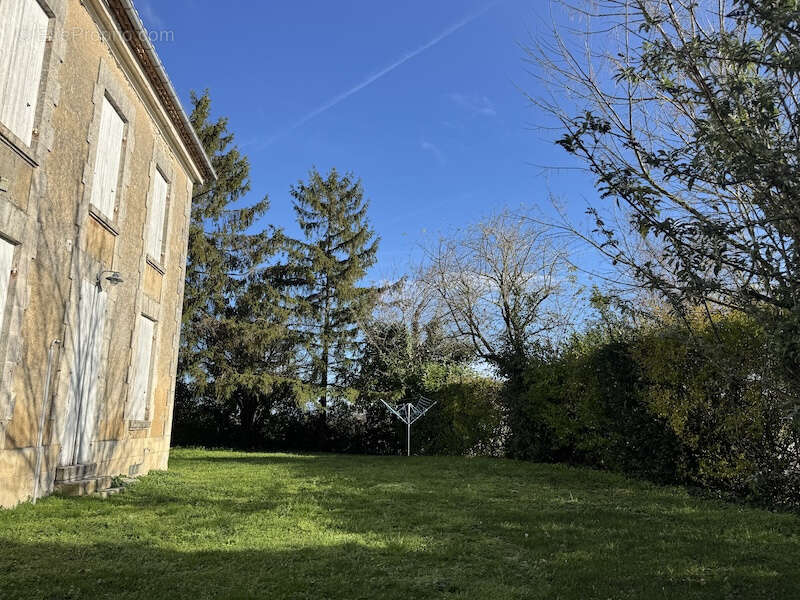 Maison à MONTIGNAC-LE-COQ