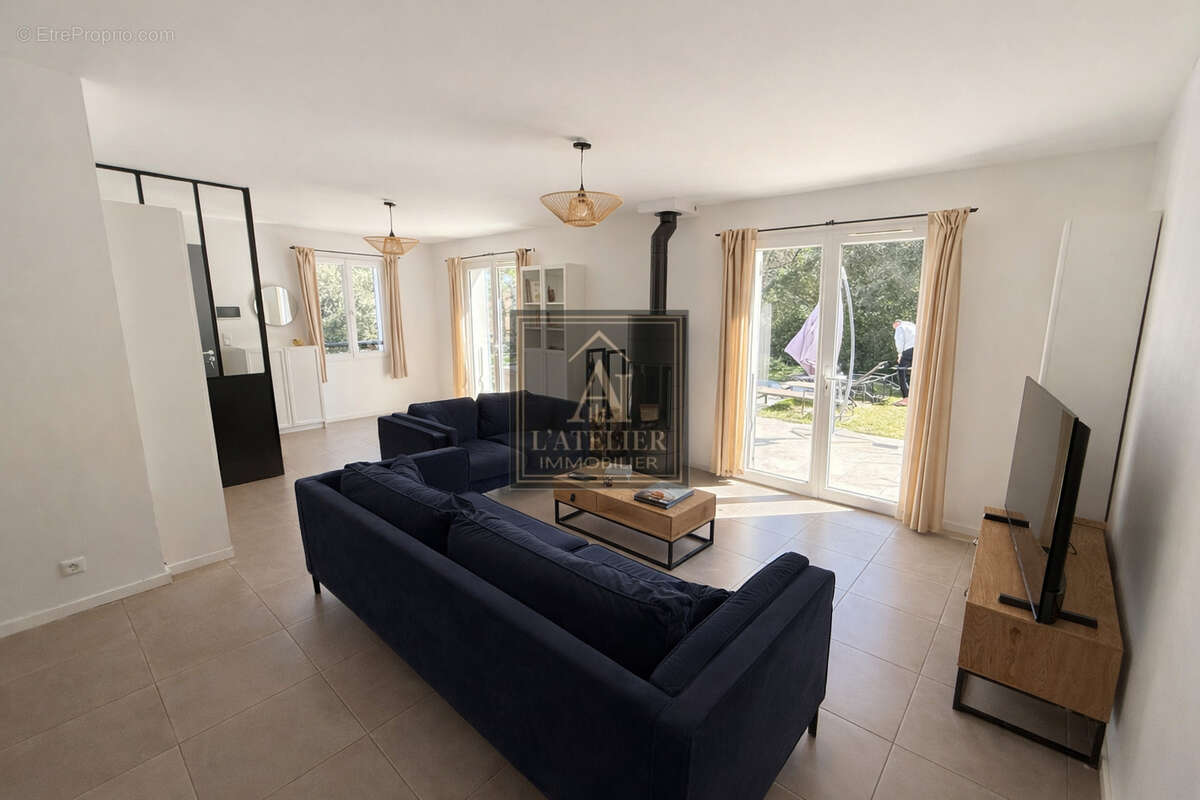 Maison récente avec 5 chambres, piscine et garage - photo 16