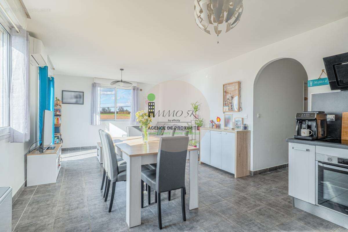 Appartement à NEYRON