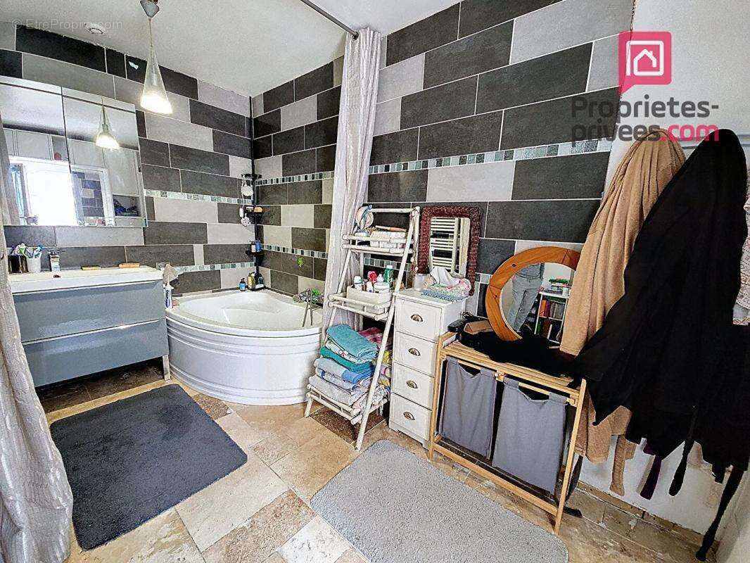 Maison à BAGNOLS-EN-FORET