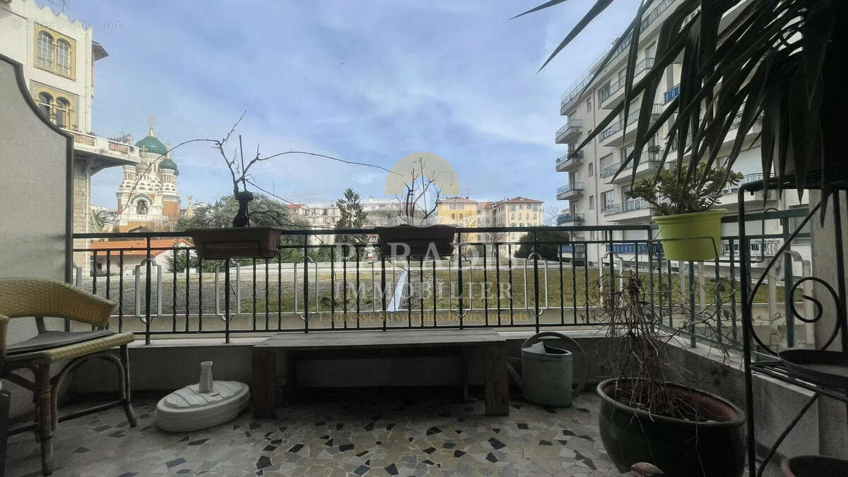 Terrasse - accès par le séjour - Appartement à NICE