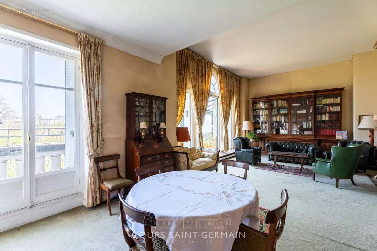 Appartement à PARIS-16E