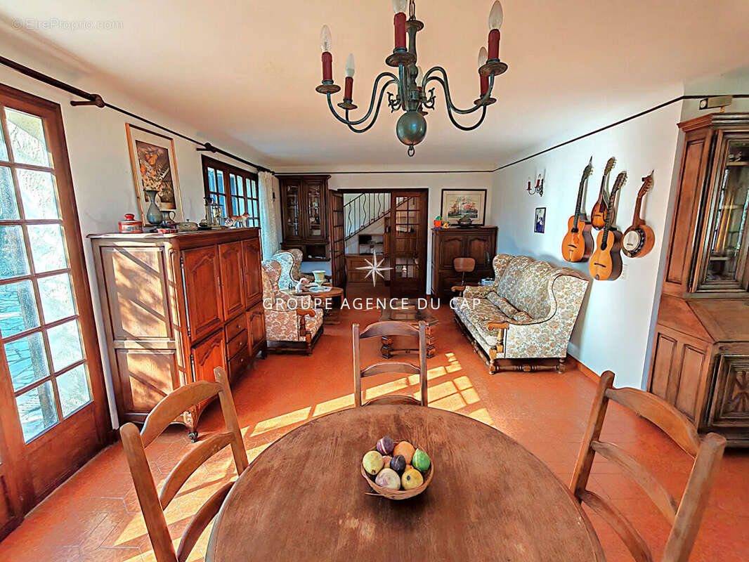 A vendre villa 6 pieces 4 chambres solarium avec apercu mer piscine a proximite du centre ville de saint aygulf - photo 7