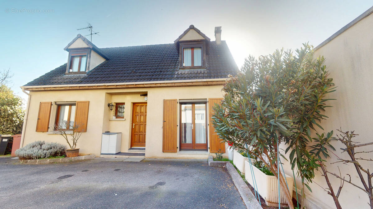 Maison à SARTROUVILLE