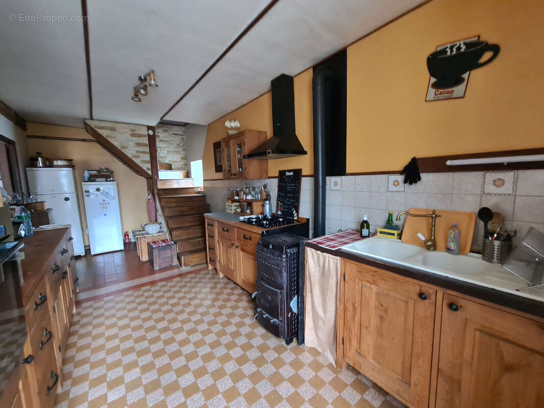VASTE MAISON rénovée avec terrains et dépendances - photo 5