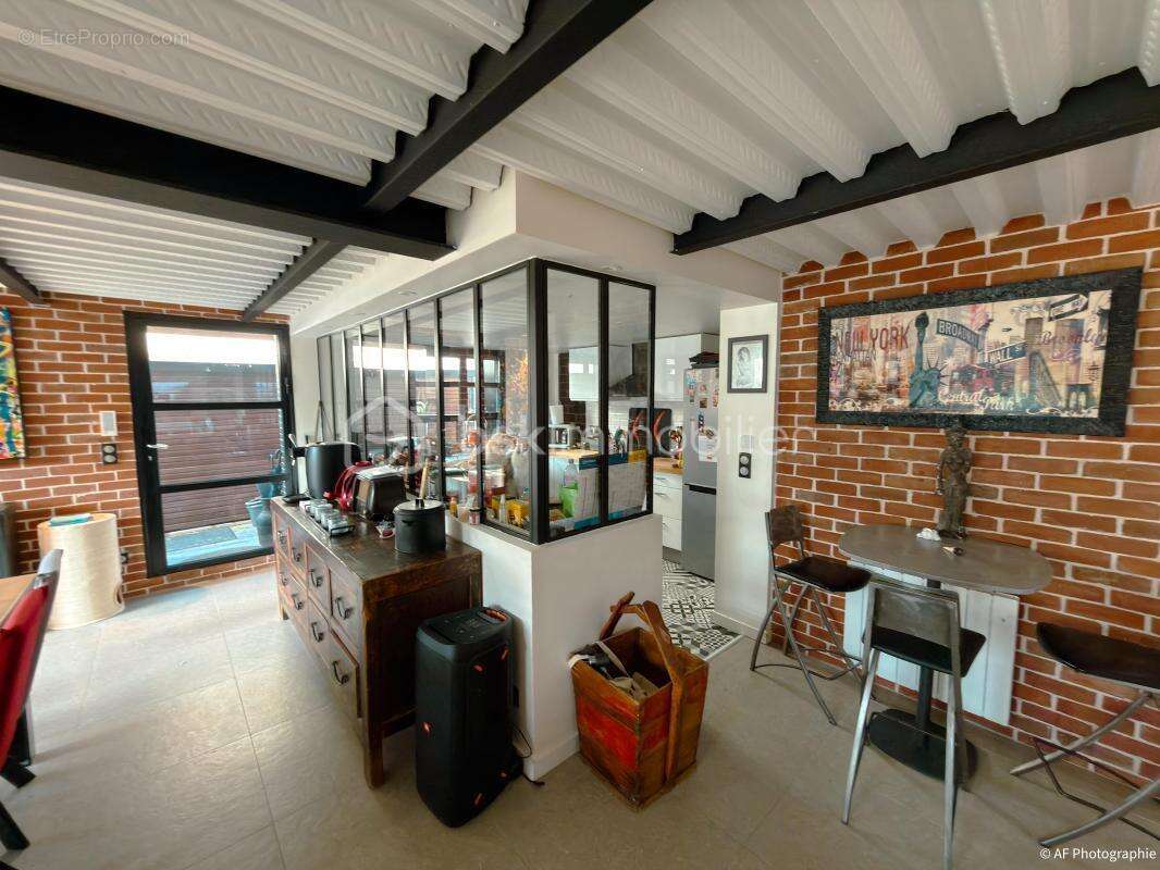 Loft d'exception de 126m2 - 3 Chambres - Charme industriel & volumes remarquables - photo 2