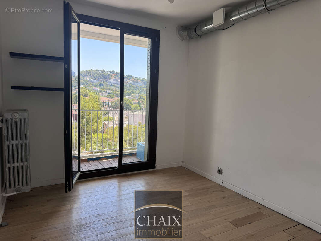 EXCLUSIF : Rare dans ce budget, appartement T3/4 plein centre de CASSIS au calme avec stationnement - photo 8