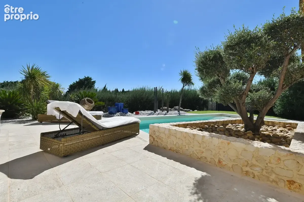 Uzès : Unique propriété avec jardin, piscine et vue - photo 3