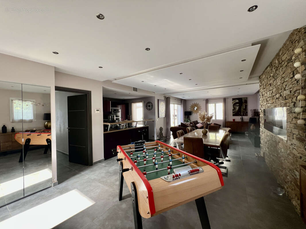 Aux portes d'Aubagne, VILLA CONTEMPORAINE; 300m2 env avec PISCINE sur terrain de 700m2, au CALME absolu, avec - photo 3