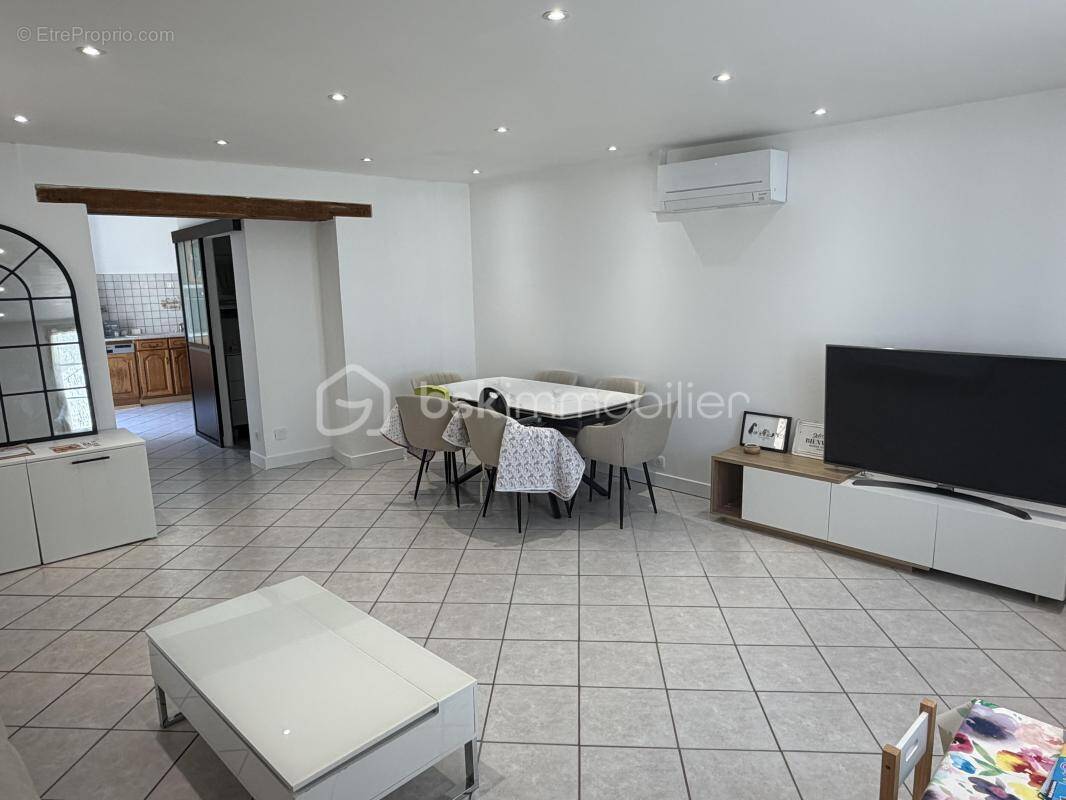 Maison ancienne rénovée composée de ses 4 chambres et de ses multiples dépendances ! - photo 1