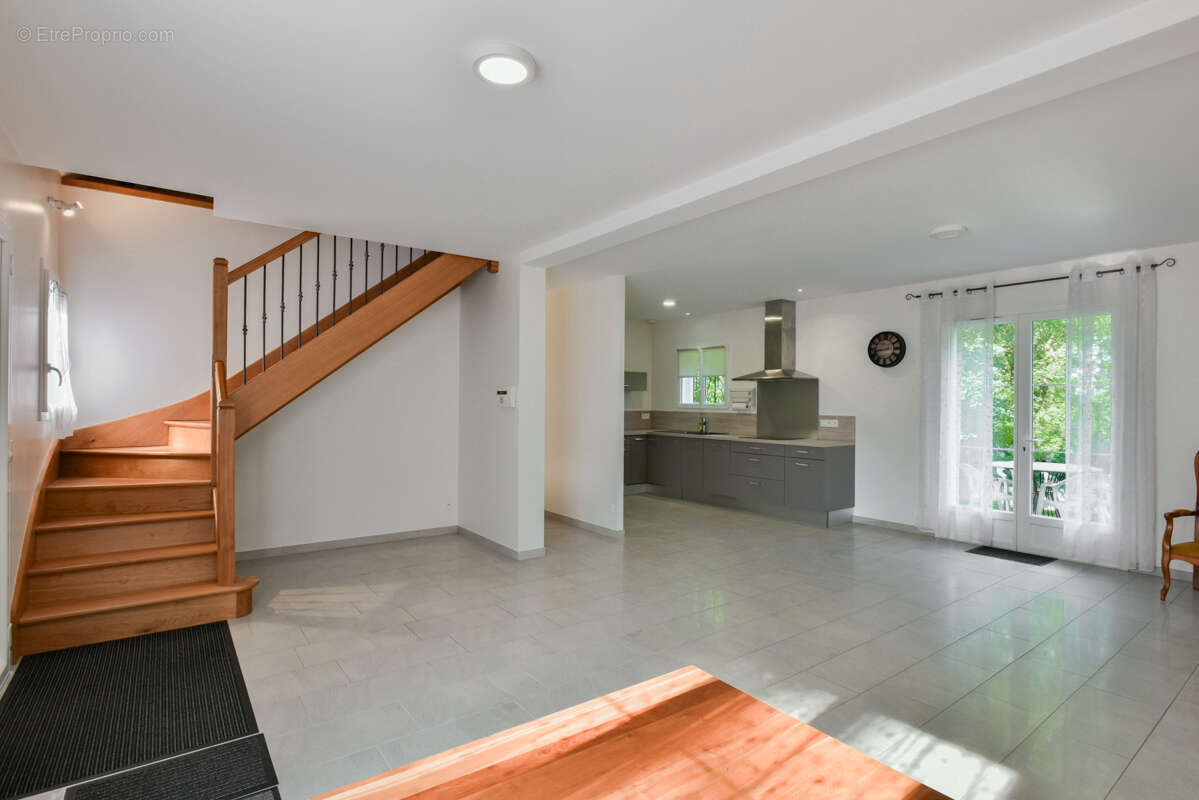 Maison contemporaine, 6 pcs, 3 chambres, 104m2, 5485m2 terrain et garage - photo 3