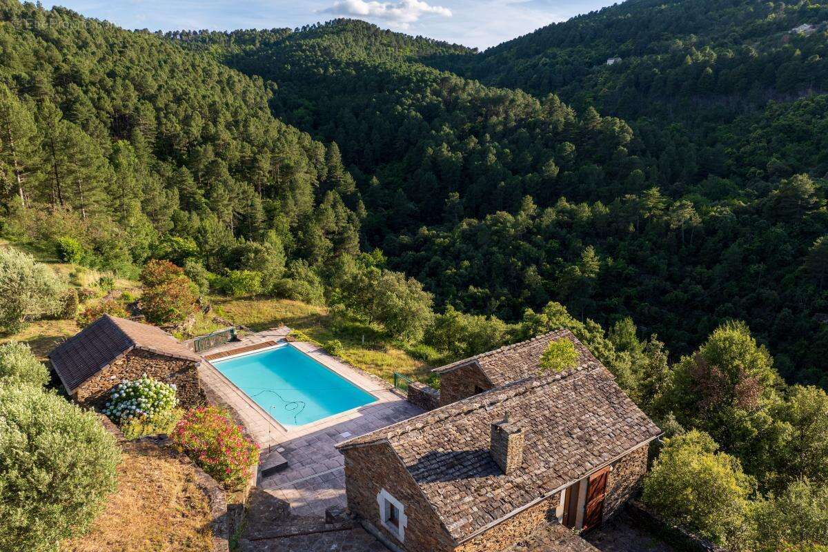 3 maisons + piscine+ terrain 4ha - photo 4