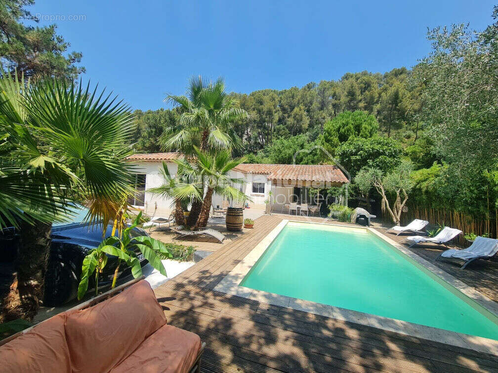 Villa T6 de 151 m² de plain pied sur 1000m² de terrain arboré avec une grande piscine à GEMENOS 13420 - photo 4