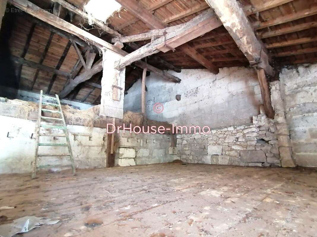 Maison à LES ARTIGUES-DE-LUSSAC