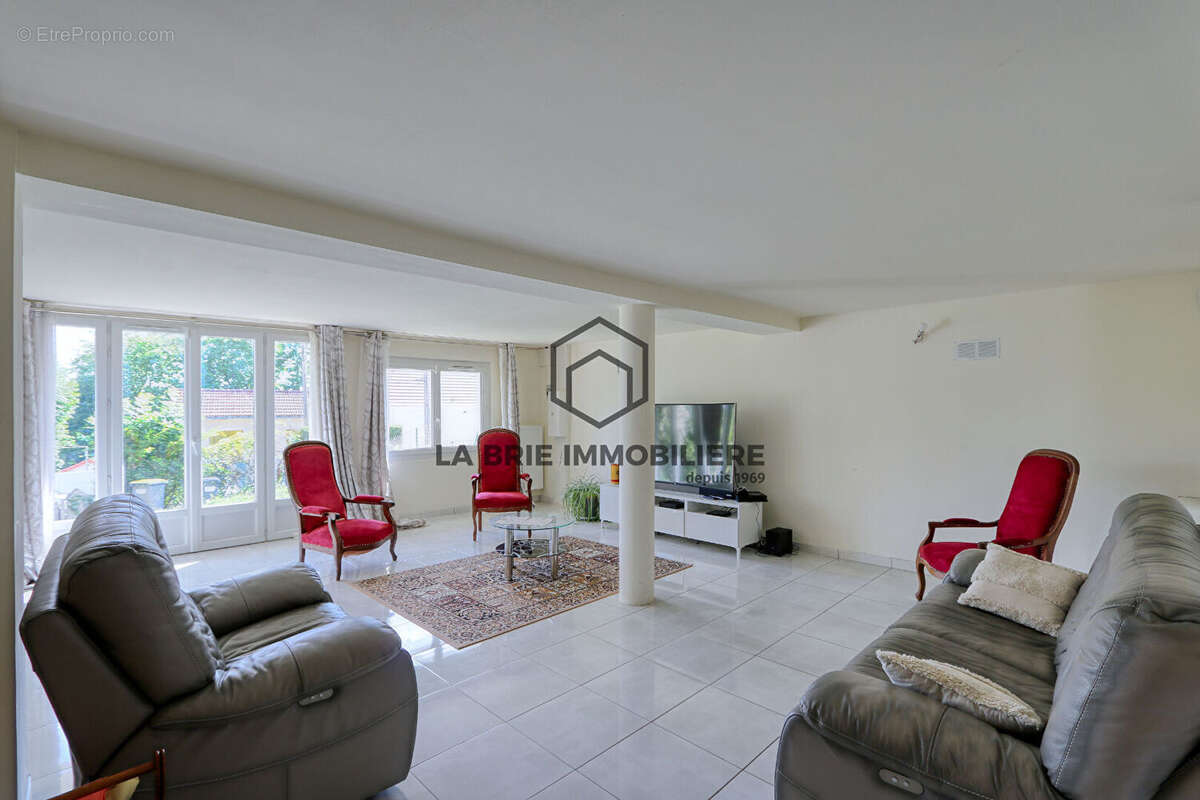 Maison à MANDRES-LES-ROSES