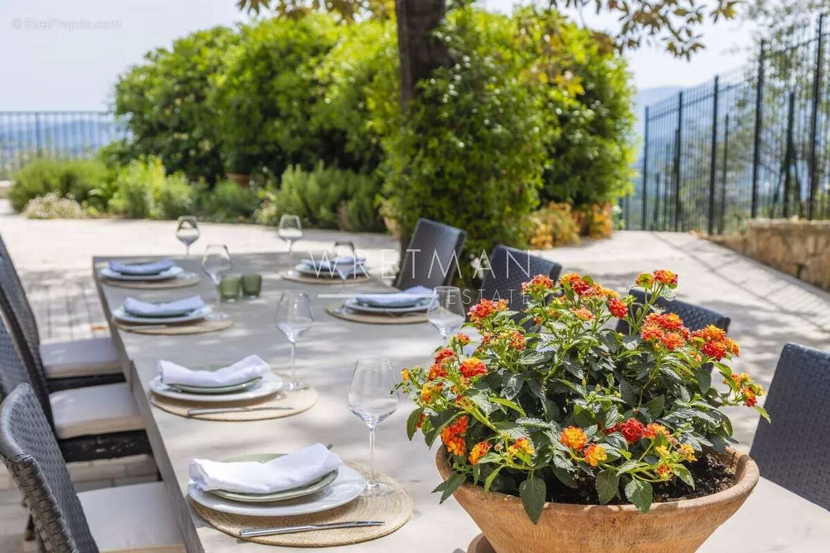 Maison à CHATEAUNEUF-GRASSE