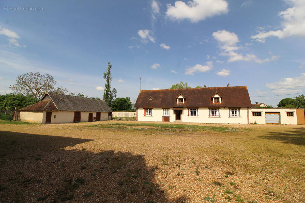 Maison à TREMBLAY-LES-VILLAGES