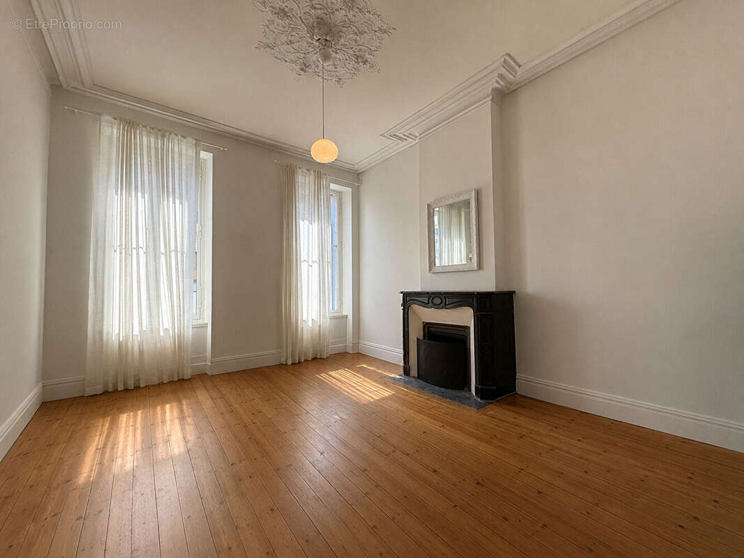 Rochefort Centre-Ville : Maison de Maître 230m² - 6 chambres, jardin et garage attenant - photo 11