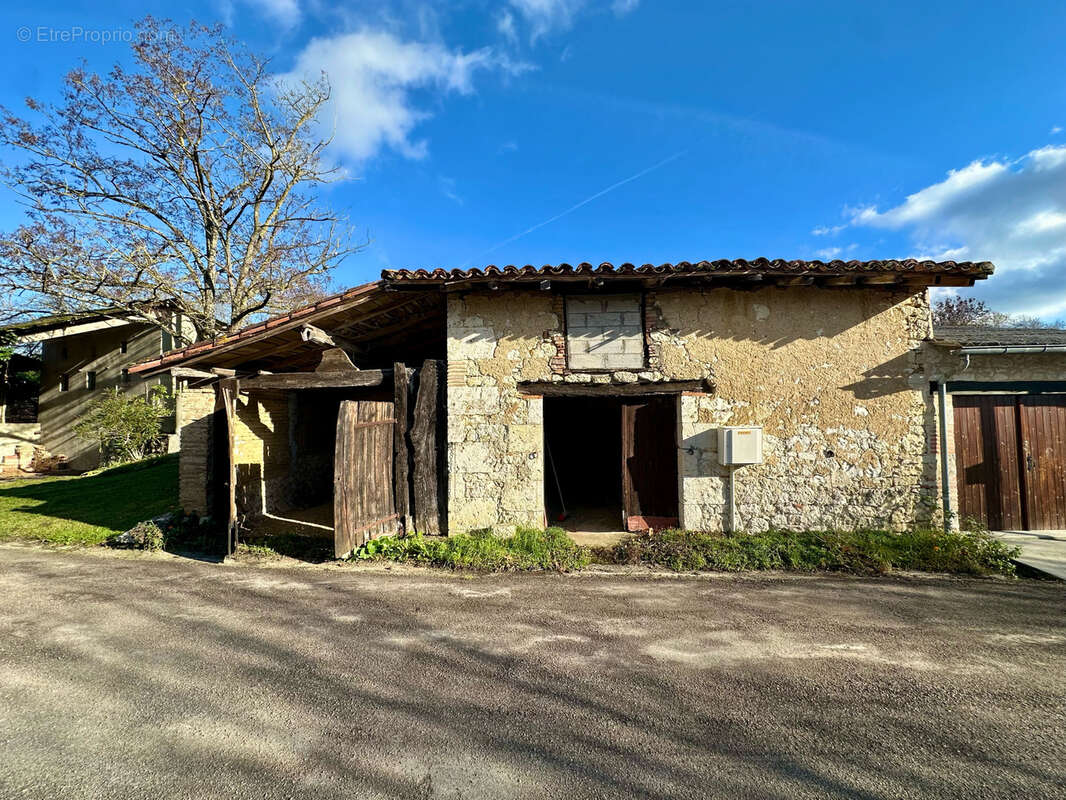 Parking à BEAUMONT-DE-LOMAGNE